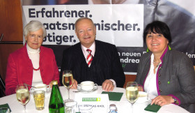 Bezirksparteiobfrau Manuela Khom mit Ehehpaar Khol.