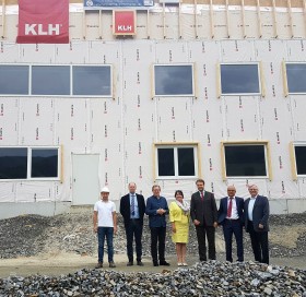 Die Delegation mit Unternehmenschef Mag. Johann Offner und Geschäftsführer Mag. Mario Wagner vor einer der neuen Hallen am Standort in Katsch an der Mur.